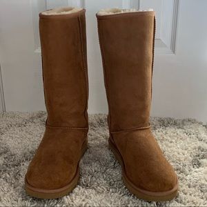 Women’s Chestnut Ugg Boots Size 9 NEW